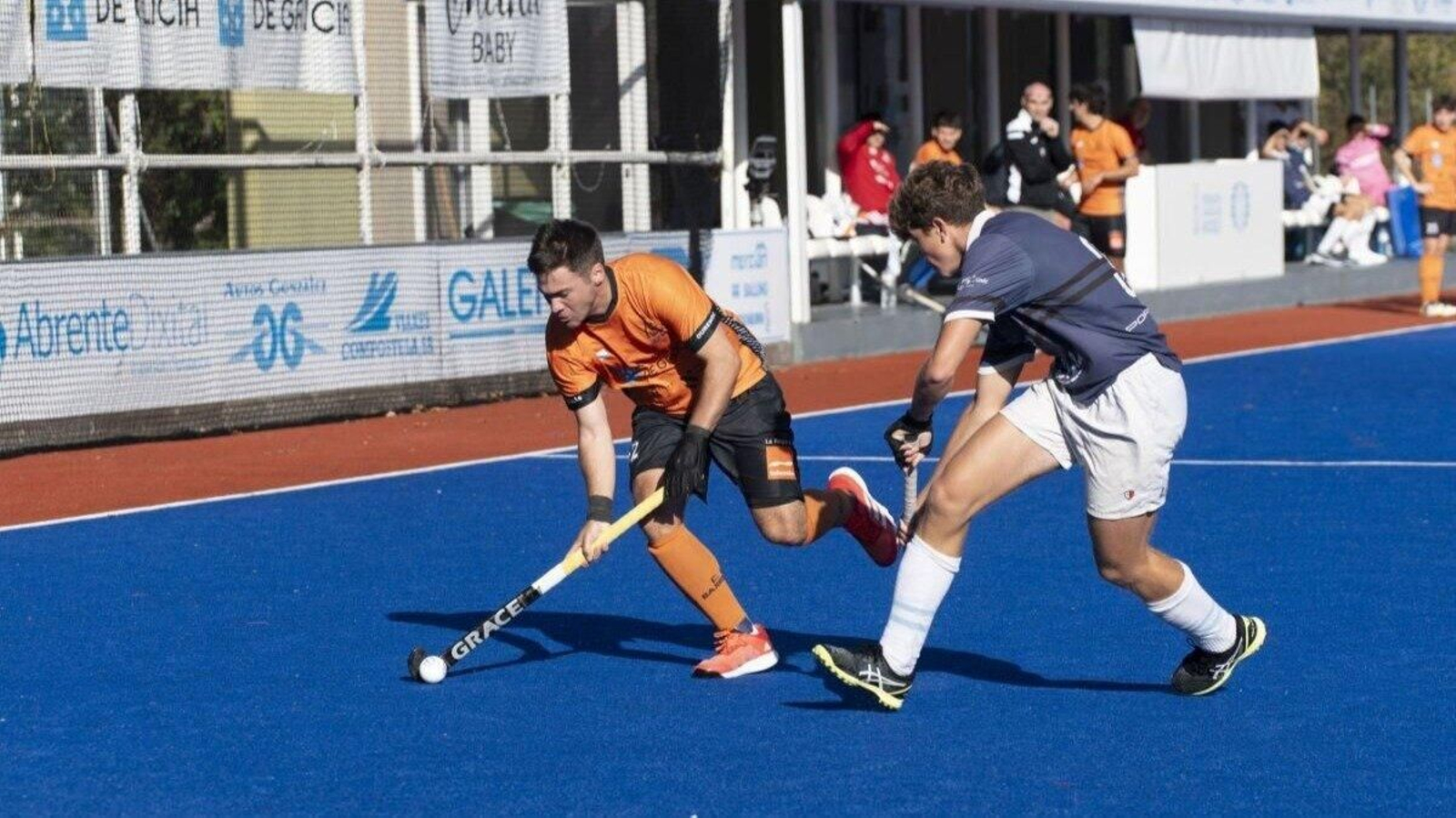 Brais Suárez condunce la bola.