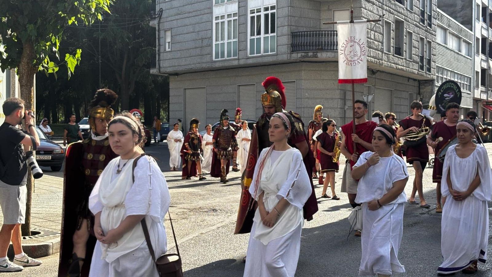 Las vestales en su recorrido por las calles de la villa limiana.
