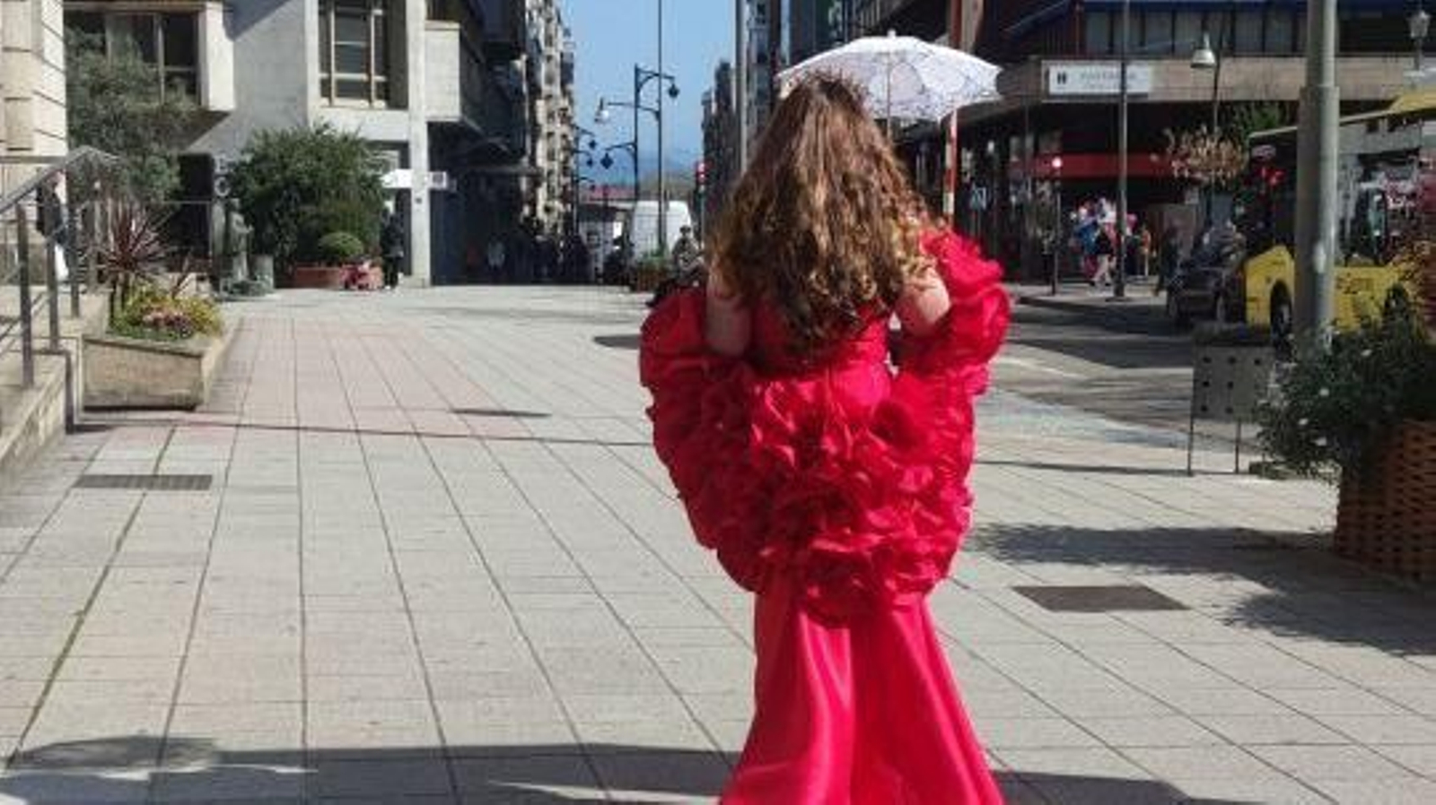 La sorprendente mujer desplegó su belleza en San Lázaro.