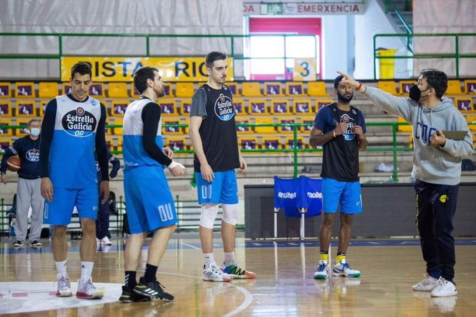 García de Vitoria da instrucciones ante Navarro, Uriz y Mazaira (ÓSCAR PINAL).