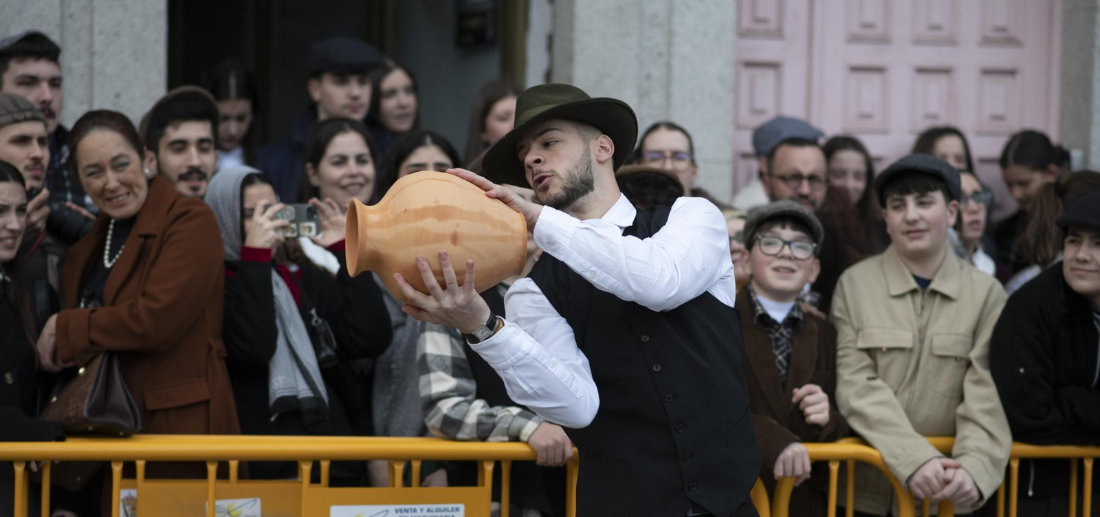 Galería |  Xinzo celebra su Domingo Oleiro con las olas volando en la Plaza Mayor
