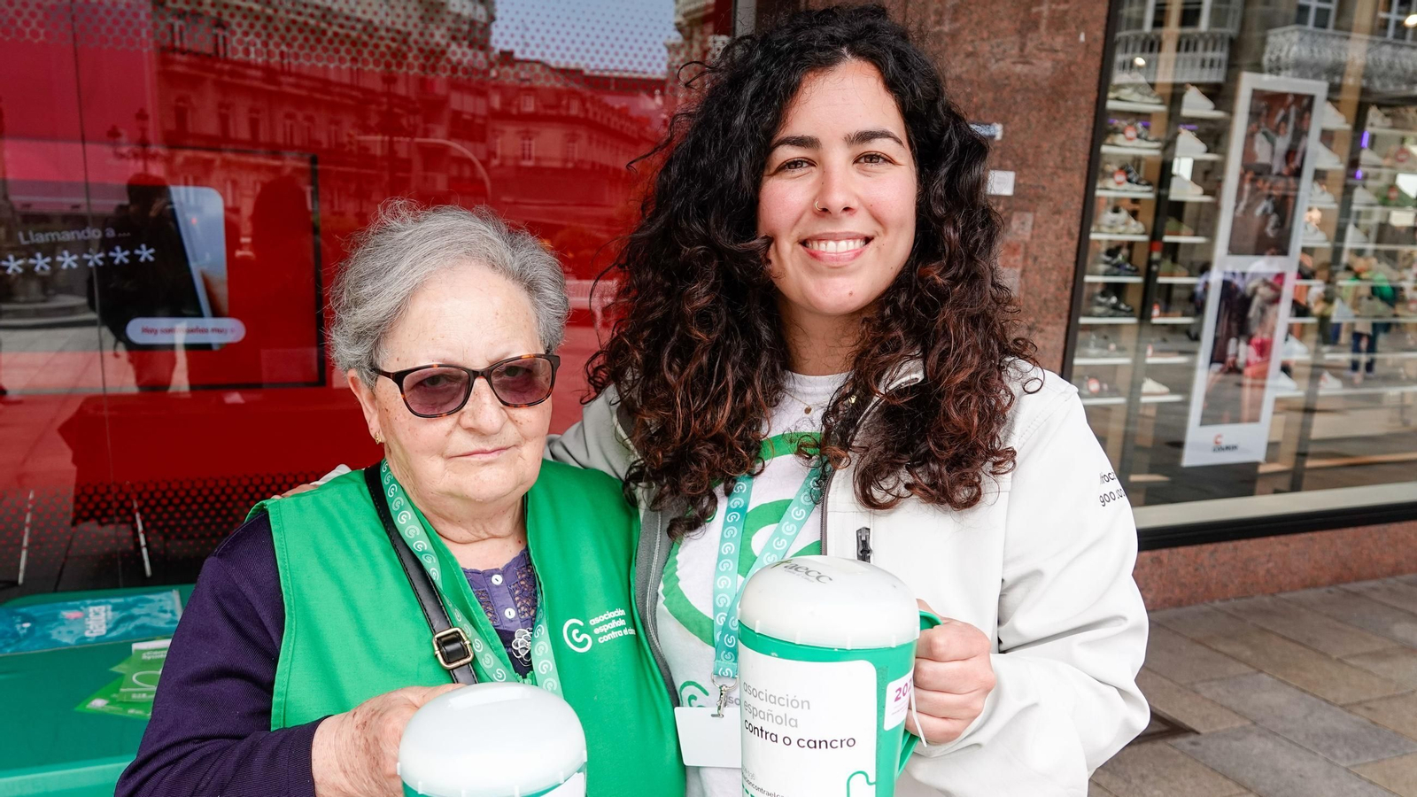 Voluntarios, socios y pacientes se unieron en el Día de la Cuestación celebrada en Vigo.