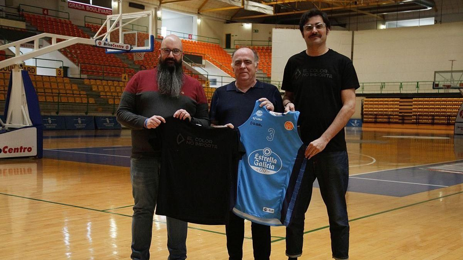 Iago Prado (ProVivenda) con el presidente del COB, Eduardo Villar, y el responsable de márketing, Pablo Álvarez.