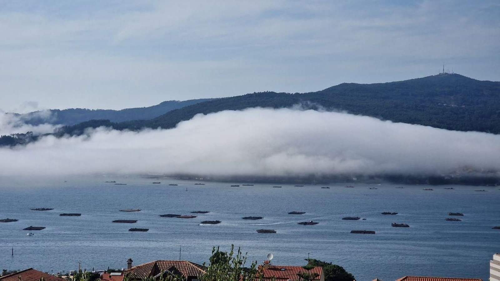 Los arenales de Vigo presentaban ayer por la mañana un lleno absoluto, con miles de personas que buscaban refugio en la playa y sobre todo con el baño constante para rebajar el calor. Sin embargo, pasadas las cuatro de la tarde irrumpió una enorme masa de niebla sobre la Ría que además de dejar una imagen espectacular enfrió bruscamente el día.