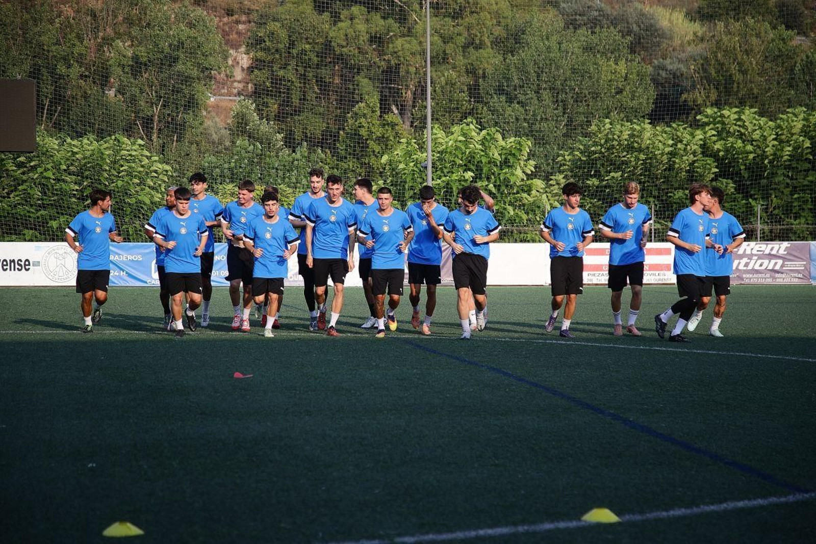 Los jugadores del Auriense realizan carrera continua durante un entrenamiento en Oira.