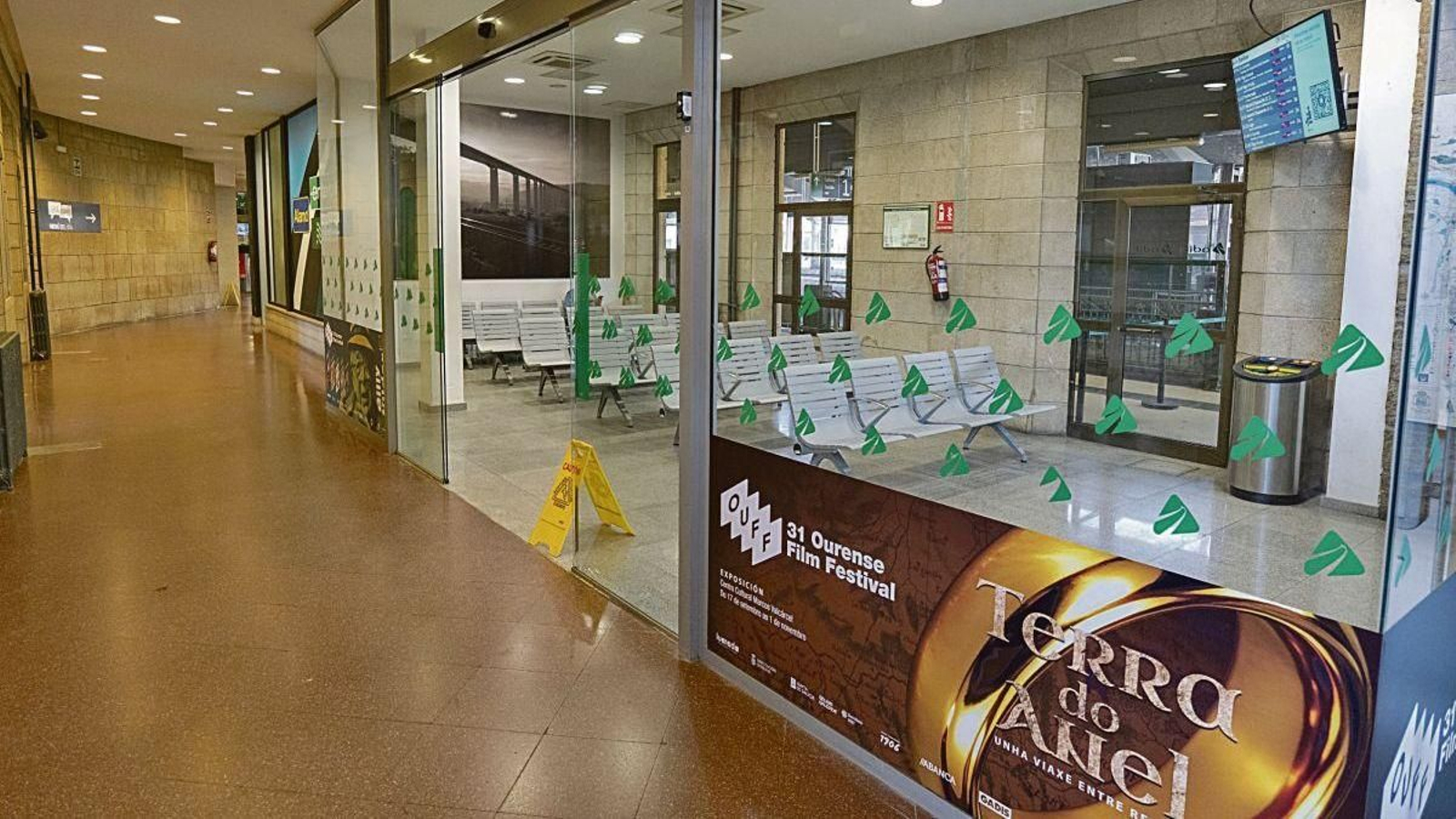 La sala de espera de Ourense es ridícula frente a las salas club de otras ciuadades.