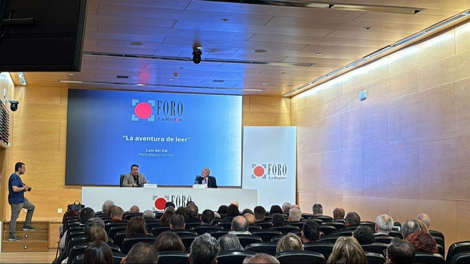Luis del Val, durante el Foro La Región junto al periodista Evelio Traba.