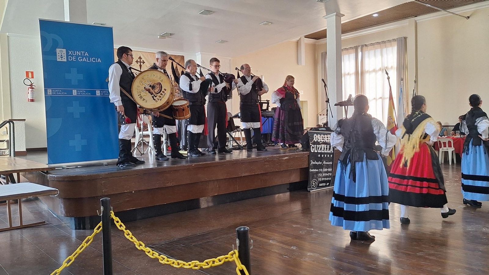 Bailes tradicionales gallegos en el Centro Español de Santos