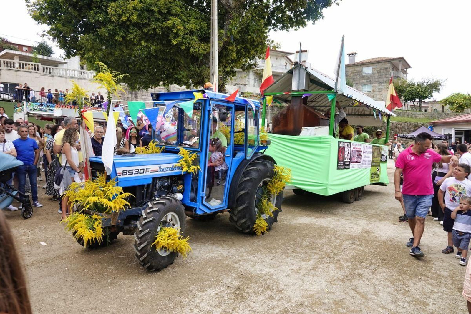 La carroza da Garrida quizás no era tan vistosa como la de Sobreira, pero no defraudó a los asistentes a la hora de despachar churrasco, chorizo y jamón, acompañado de pan y vino blanco y tinto. Todo un manjar recién hecho a su llegada y durante el recorrido hasta la iglesia de Valladares.