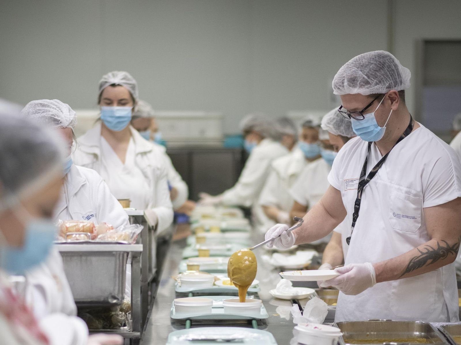 Para el emplatado de la comida trabajan catorce personas de manera simultánea.
