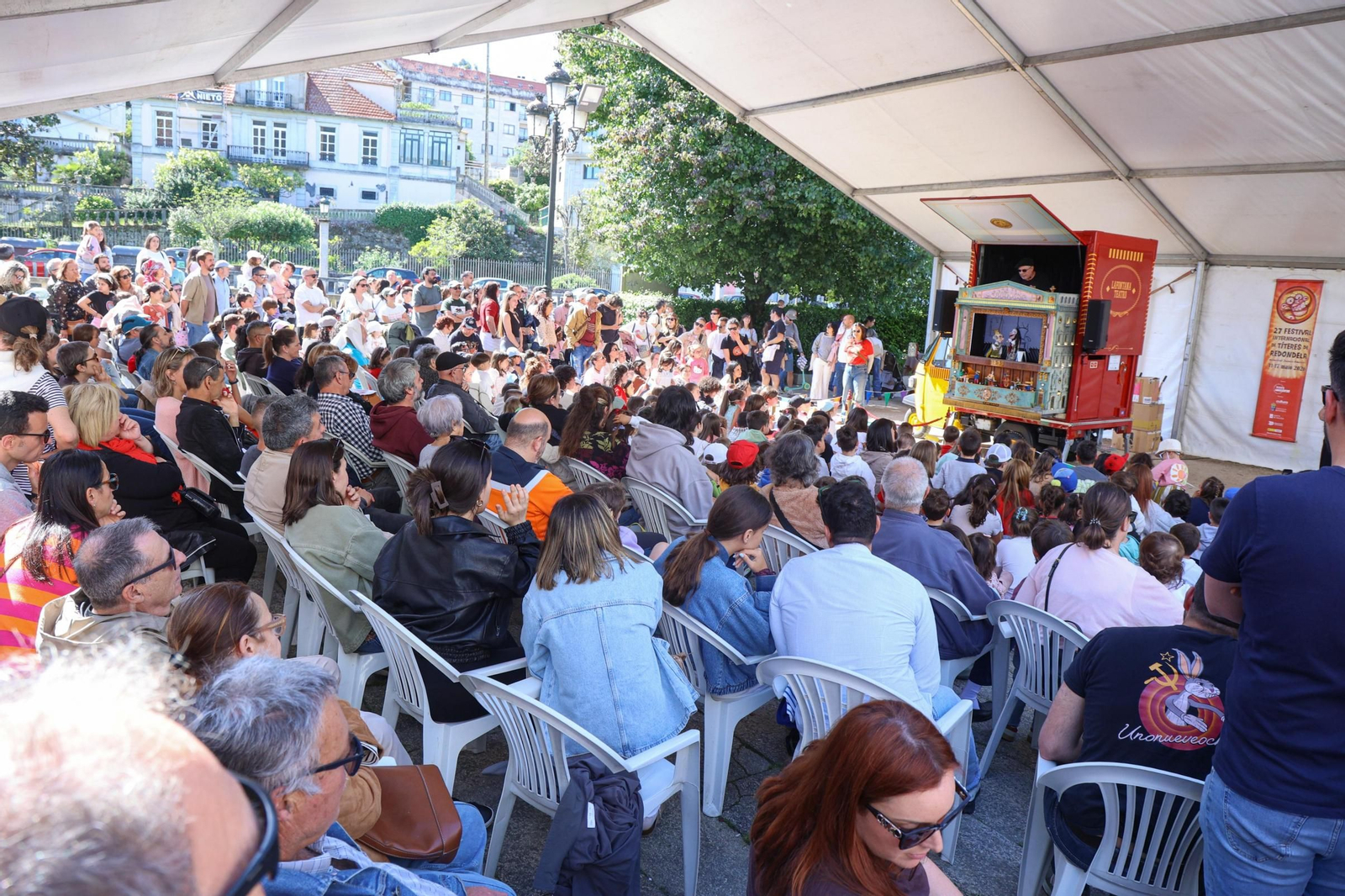 Una de las carpas para representaciones, llena de espectadores, en el último día del festival.