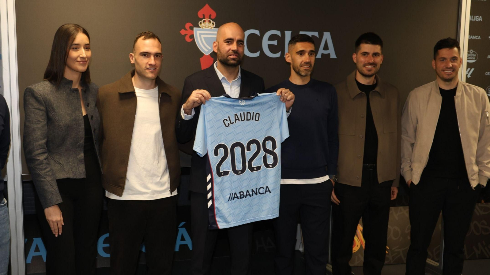 Claudio Giráldez posa en la fotografái con todo su equipo tras ampliar su vinculación con el Celta.