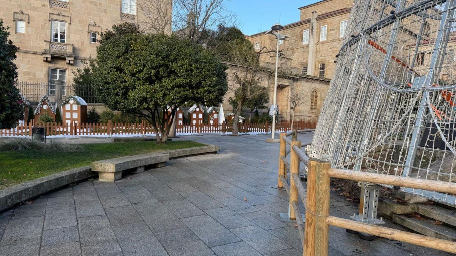 El árbol de Navidad amenaza la integridad de la fuente de Bispo Cesáreo.