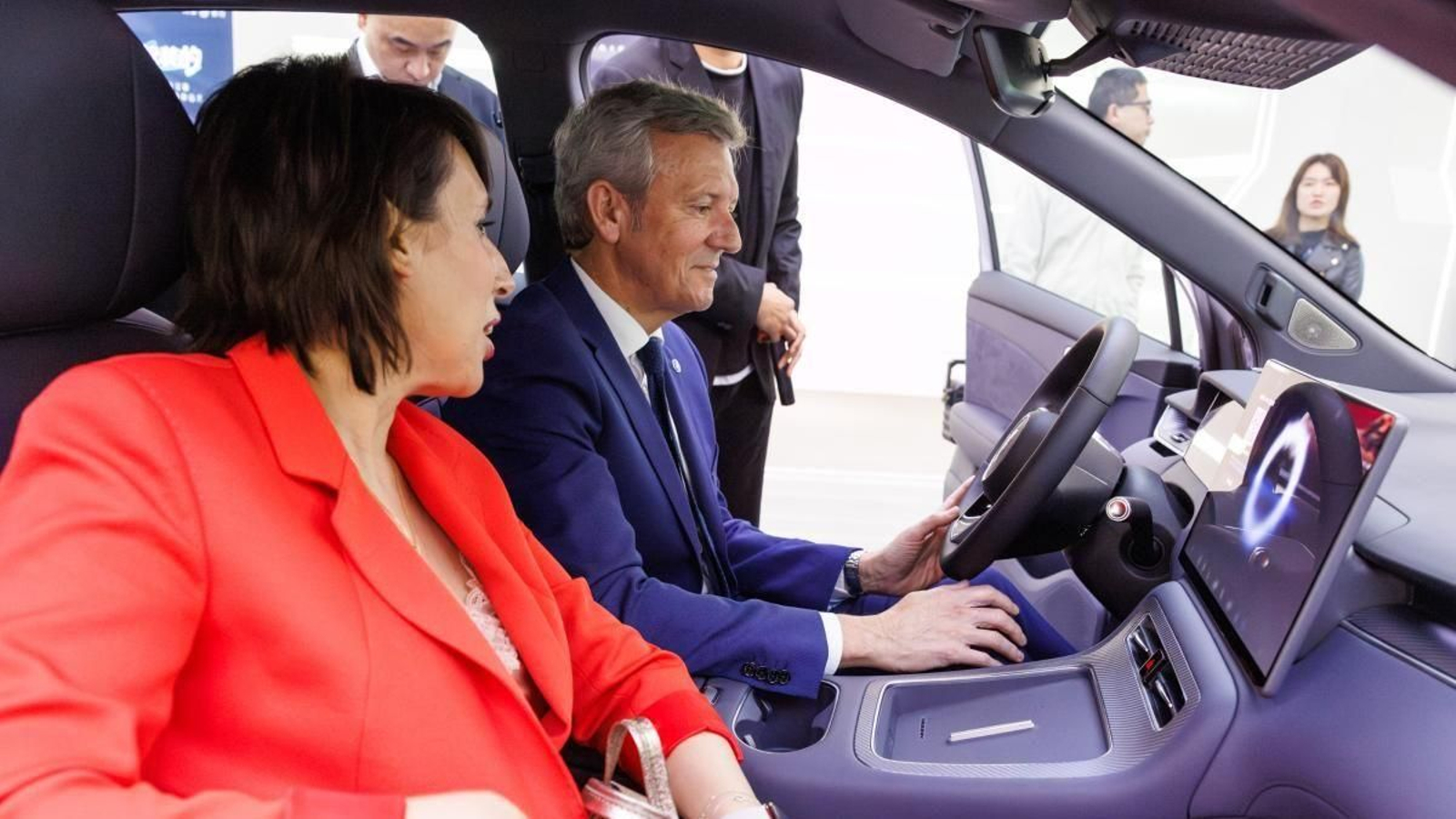 El presidente de la Xunta, Alfonso Rueda, y la conselleira de Economía e Industria, María Jesús Lorenzana, en su primera jornada en China.