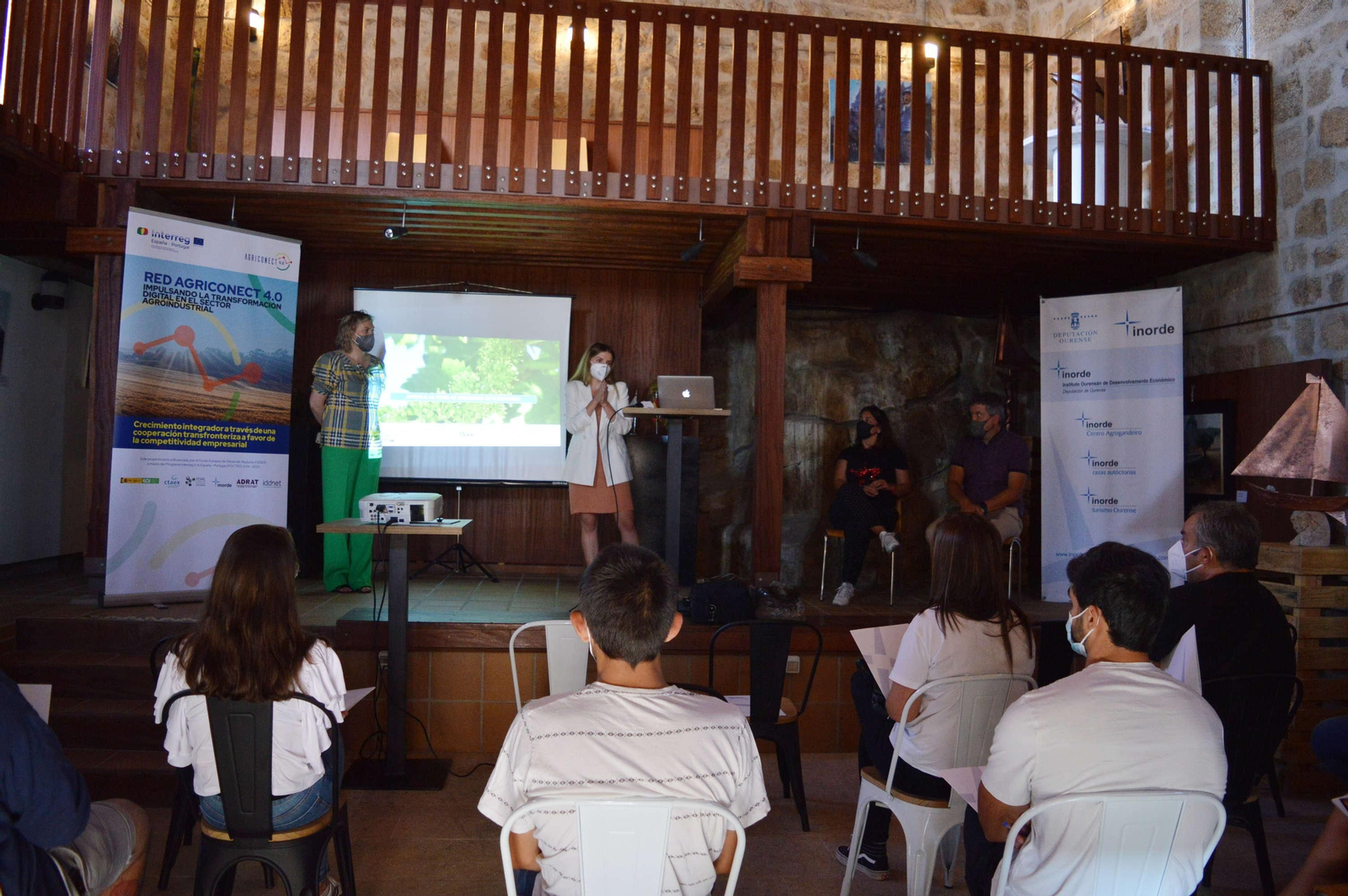 Emma González y Lara Da Silva inauguran las jornadas en Monterrei. (Foto: cedida).