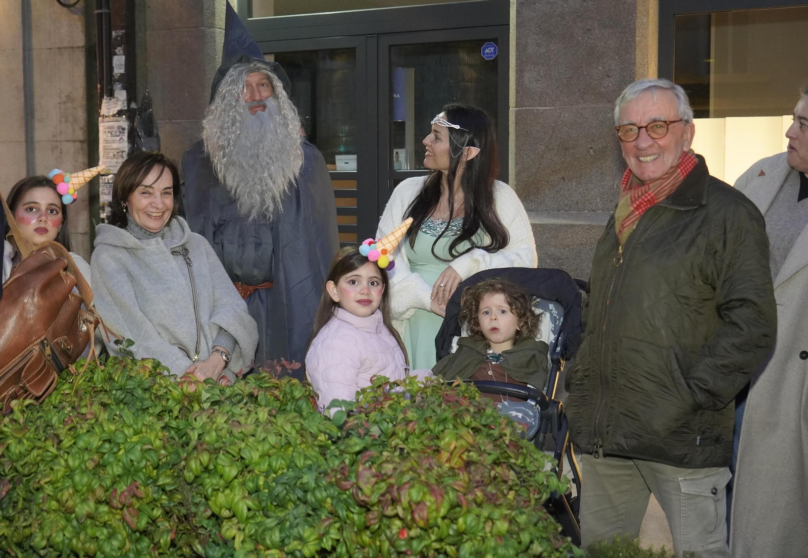 Galería | El desfile de comparsas del Entroido 2026 ilumina las calles de Vigo