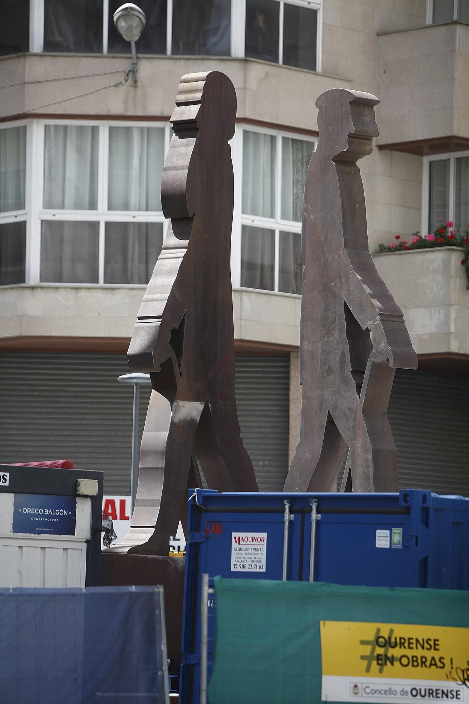 La instalación de la estatua de Los Ramones