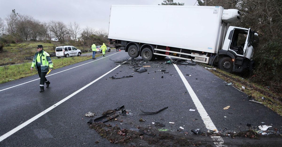 Dos muertos en un choque frontal entre un camión y un turismo en Lugo