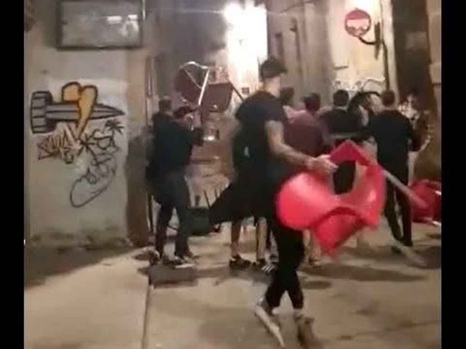 Sillas, mesas y puñaladas: herido de arma blanca tras una salvaje pelea en el Casco Vello de Ourense