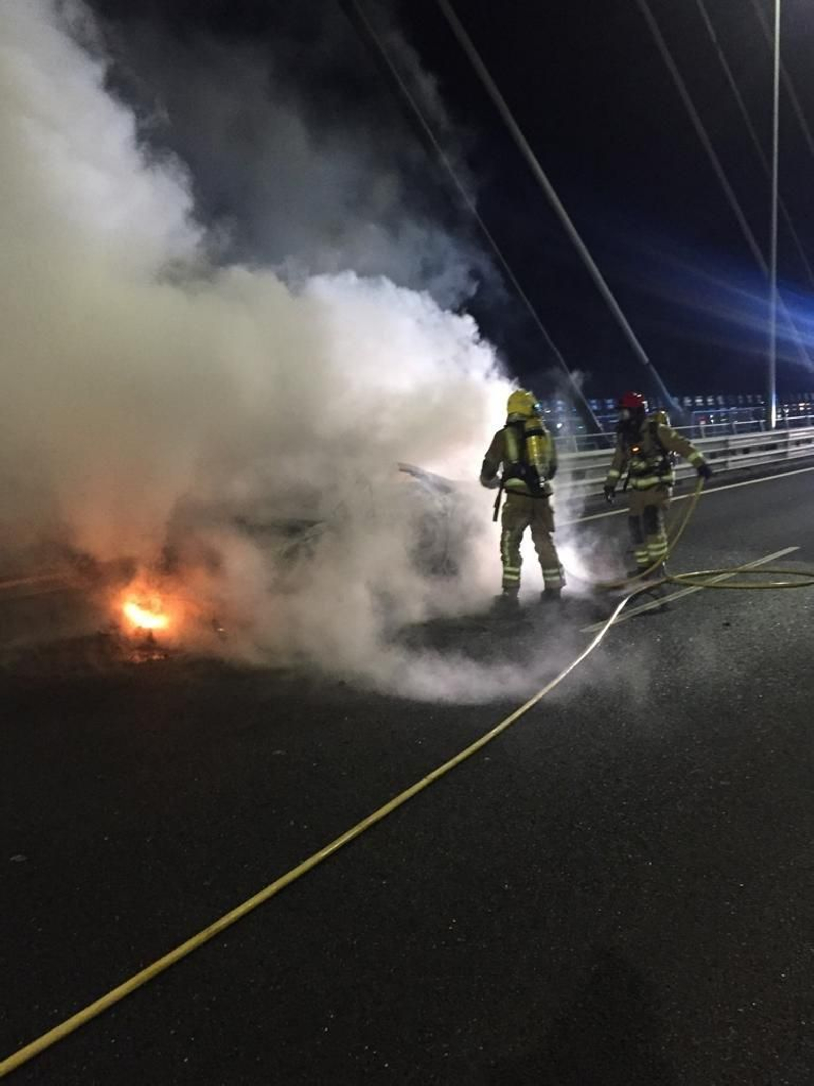 Arde un coche en el medio del puente de Rande // Alberte