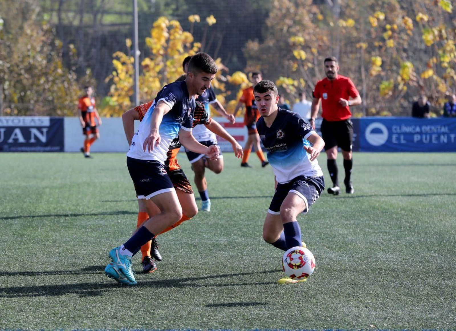 Los pontinos Charly y Bustelo luchan por la pelota en un partido disputado en Oira.