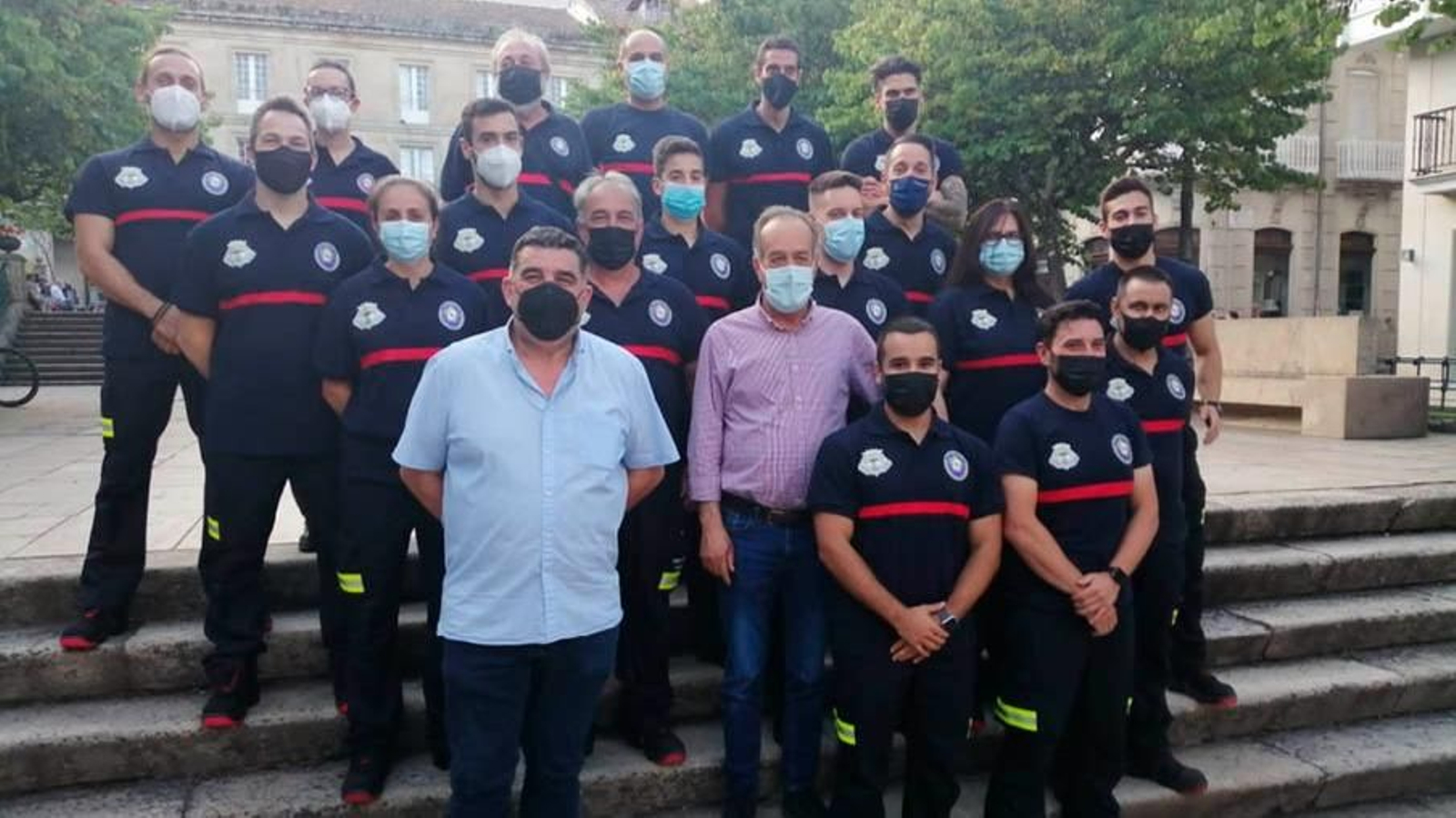 Manuel Sotelo y el alcalde, Francisco Fumega, con el grupo de emergencias.