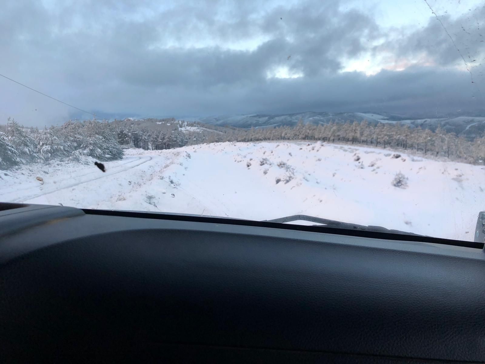 La nieve cubrió de blanco el Alto do Foxo
