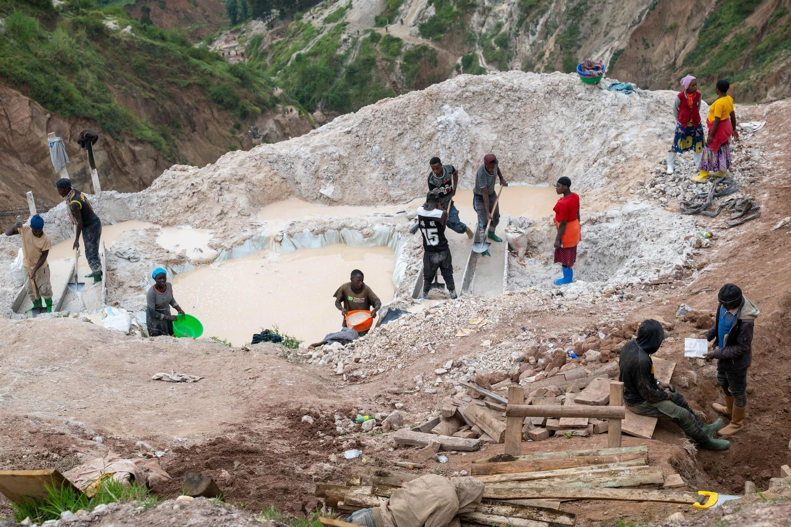 Trabajos en una mina en el Congo