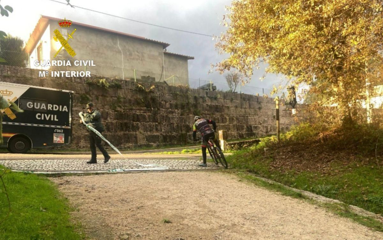 Los agentes retiraron las cintas que impedían el paso en las zonas afectadas.