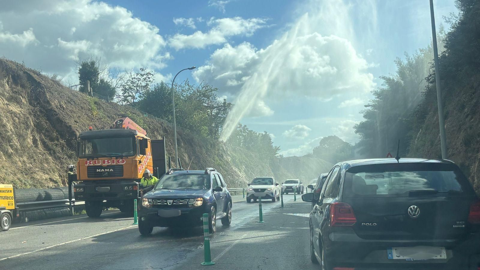 La zona de obras afectada por el chorro de agua.