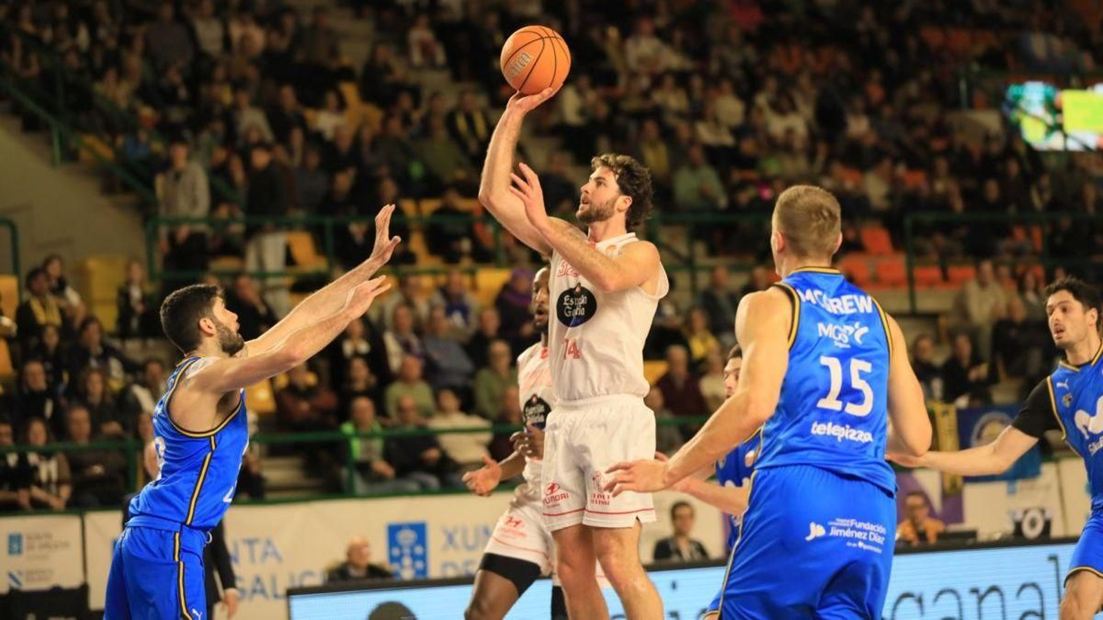 Sean McDonnell lanza a canasta en el partido ante el Estudiantes.