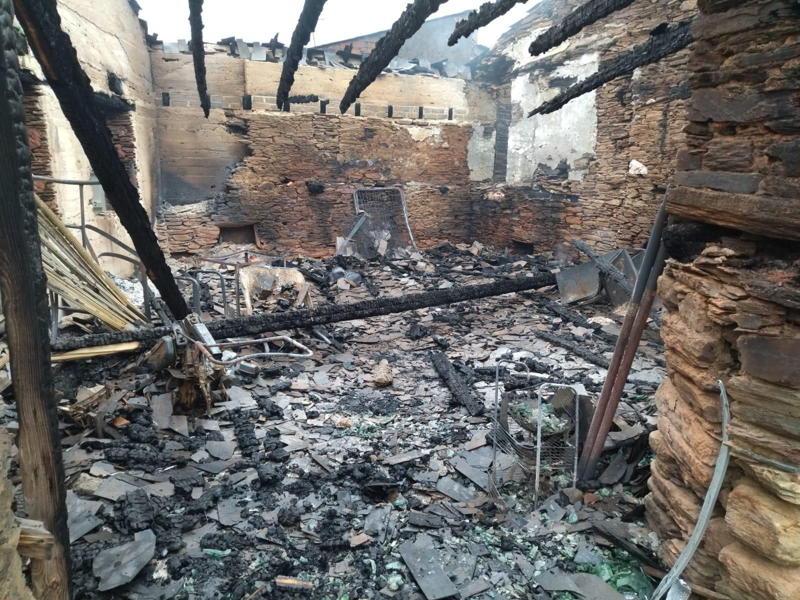 Estado del interior de la casa calcinada en Cesures