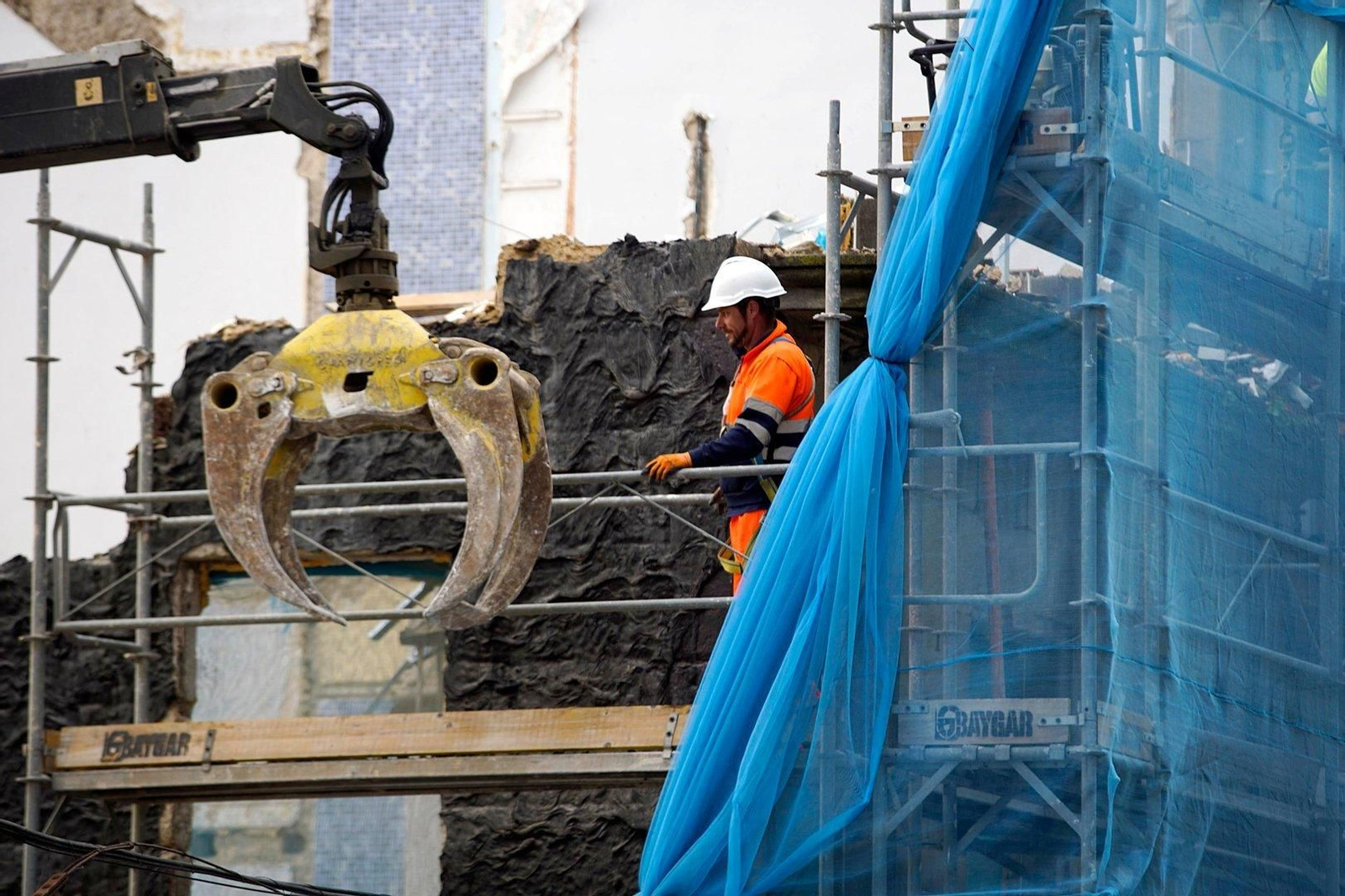 Un trabajador del sector de la construcción, en Vigo. // Vicente Alonso
