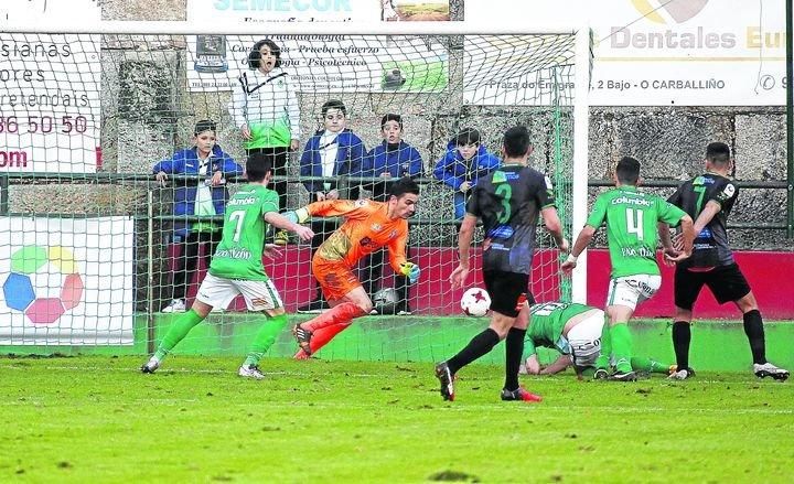 El portero del Barbadás Rui Santos en una acción del partido en Espiñedo ante el Arenteiro