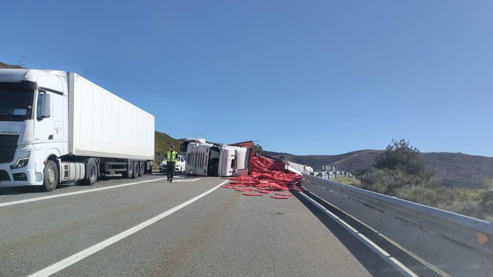 El camión volcado en el accidente de A Mezquita.