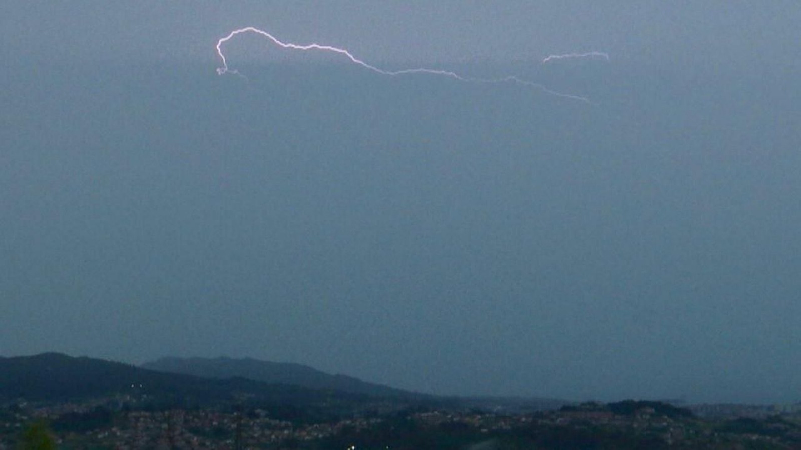 Las tormentas se adueñan del cielo de Vigo y se activa la alerta amarilla