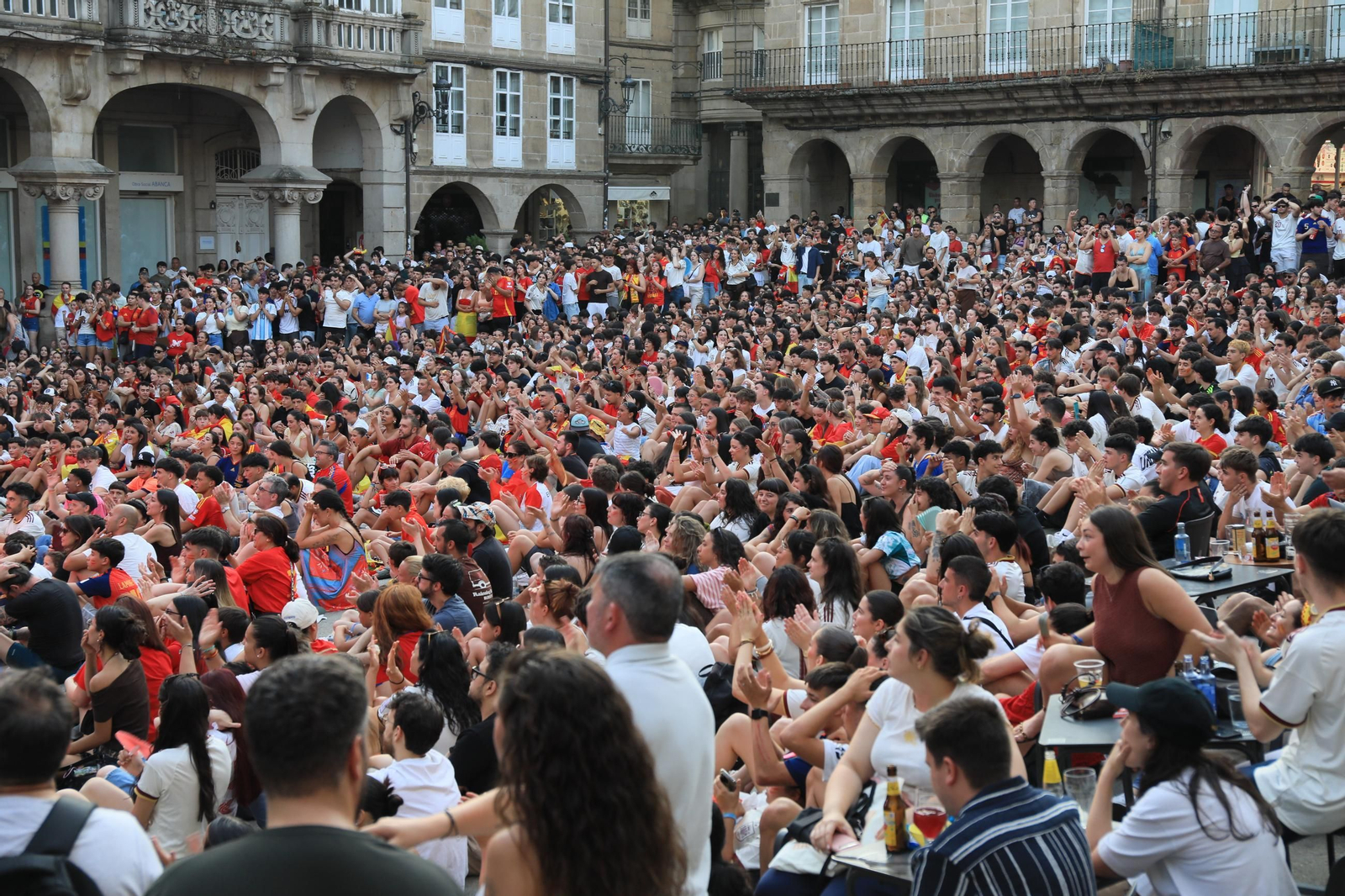 Galería | Ambiente y expectación en las terrazas de Ourense para disfrutar del partido de la selección española ante Portugal , en fotos