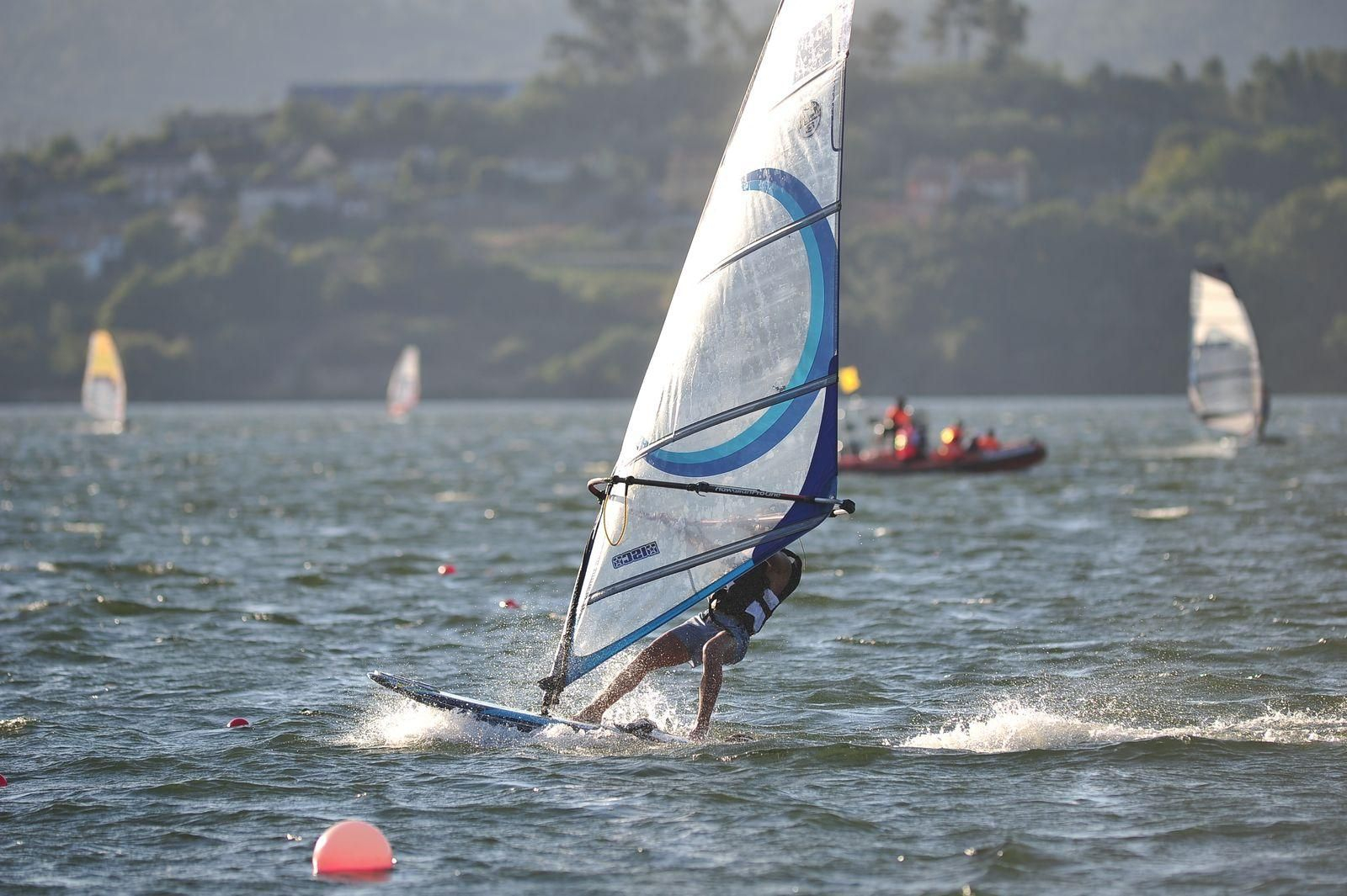 Jornada de windsurf en Castrelo de Miño.