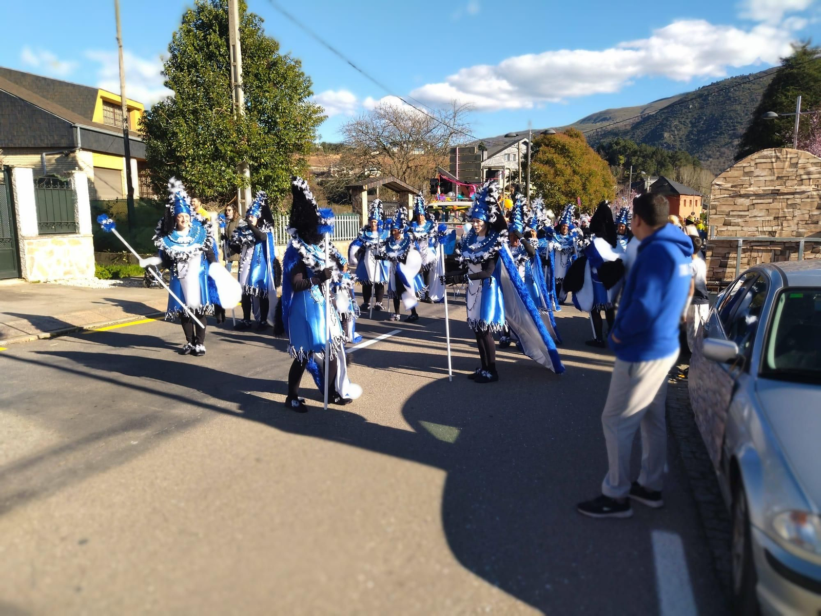 Galería | El desfile de Vilamartín citó  a casi una veintena de comparsas