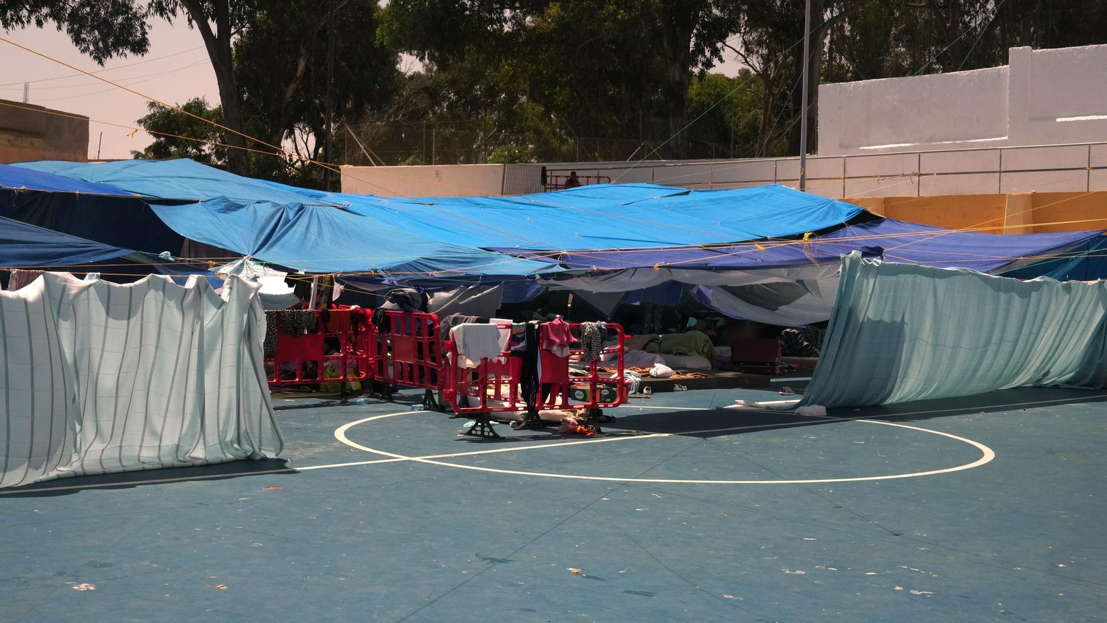 Un refugio improvisado con lonas para mujeres y niñas en Ceuta