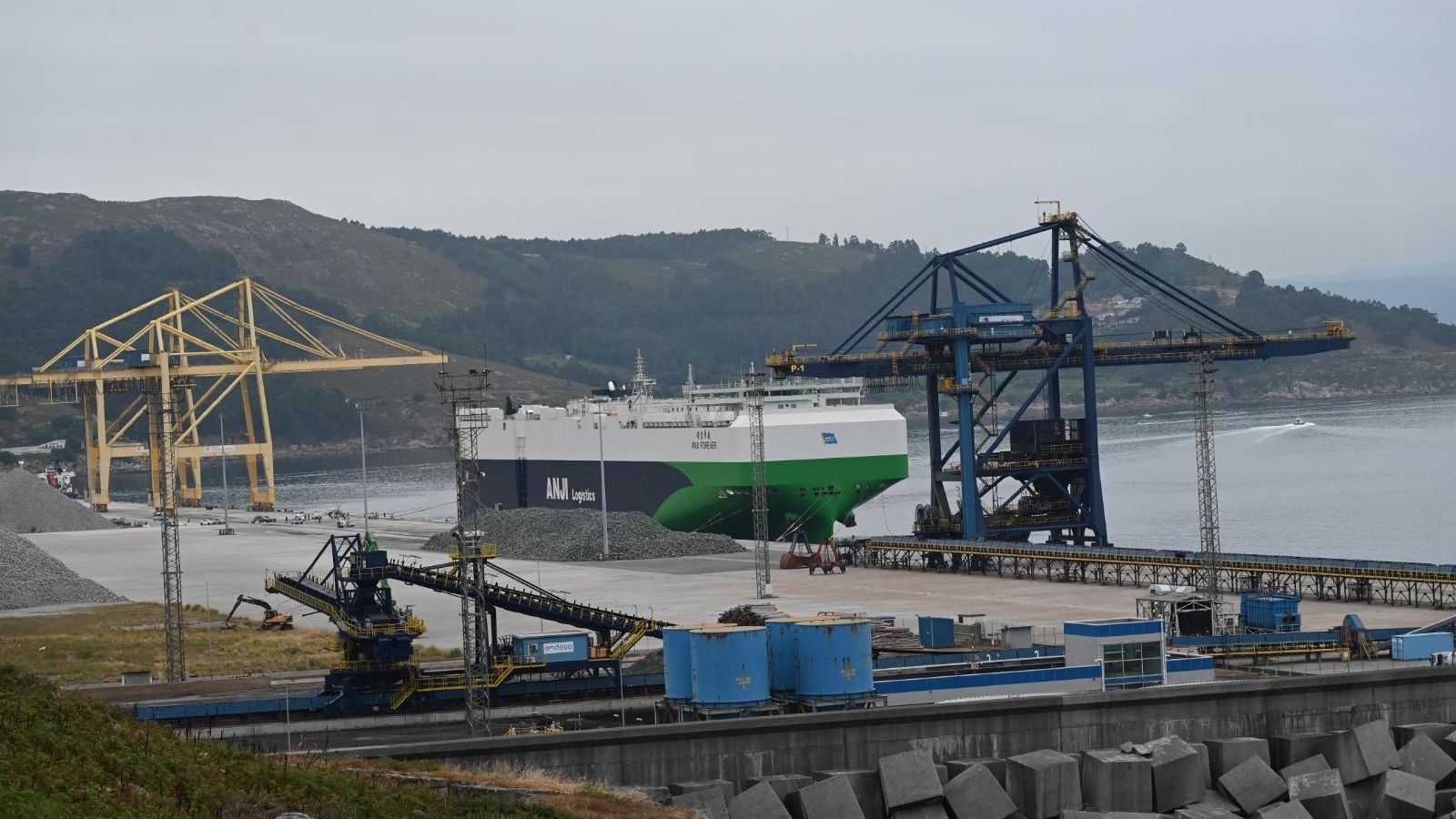 La llegada del primer portavehículos de SAIC marca el inicio de la operativa logística de la compañía en Ferrol.