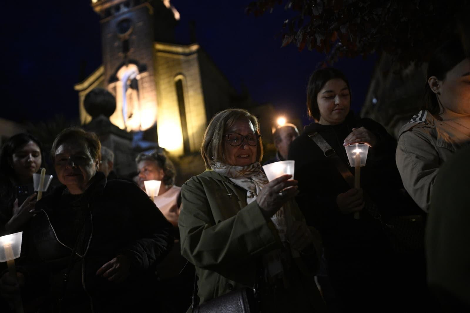 Fieles de todas las edades portaron sus antorchas y velas encendidas en señal de promesa, agradecimiento y fe.