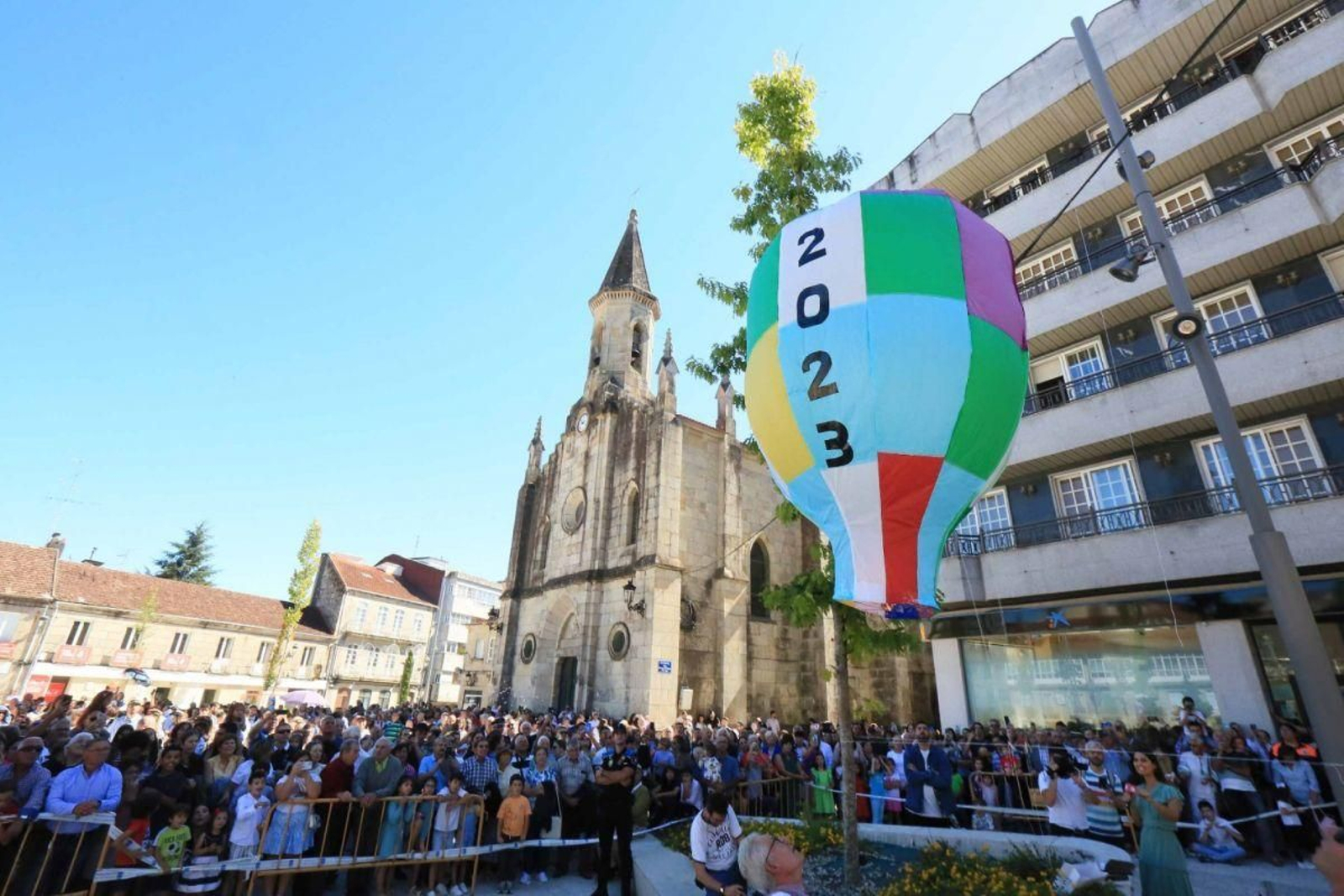 Los vecinos abarrotaron la plaza para ver los Globos de San Miguel.