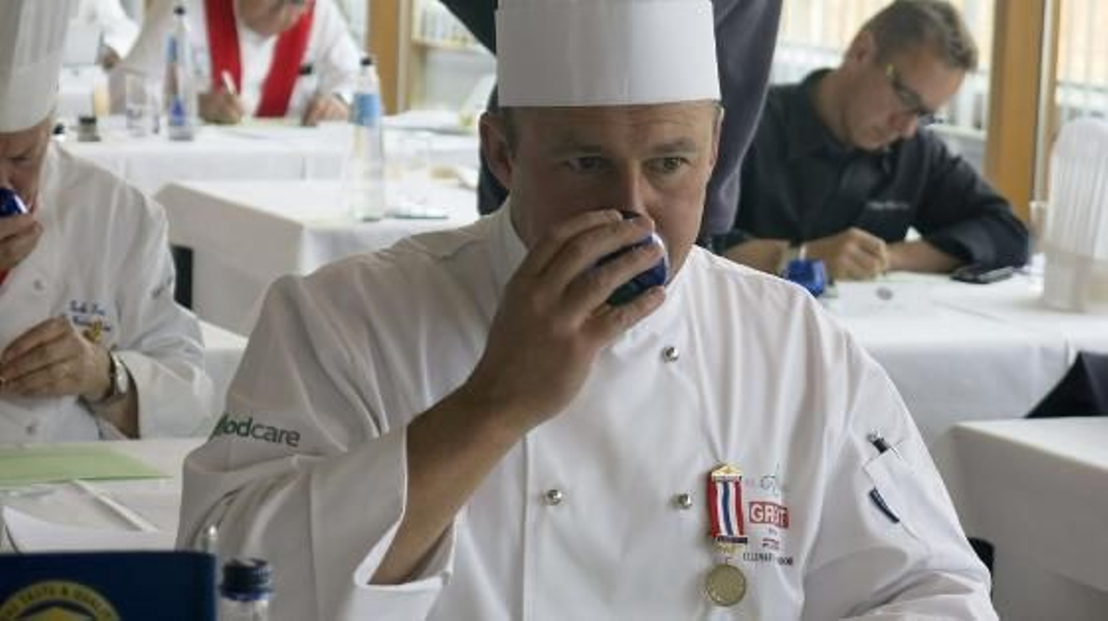 El chef de la radiotelevisión británica BBC, Alan Coxon, cata uno de los productos