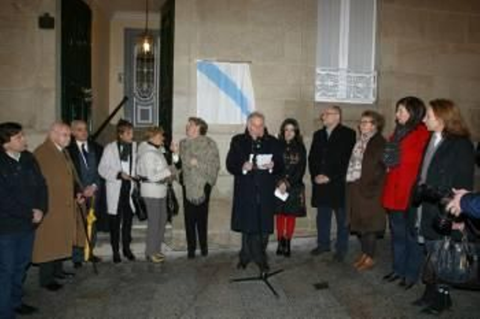 Pastor Fábrega, nieto del homenajeado, se dirige a los asistentes al acto. (Foto: José Paz)