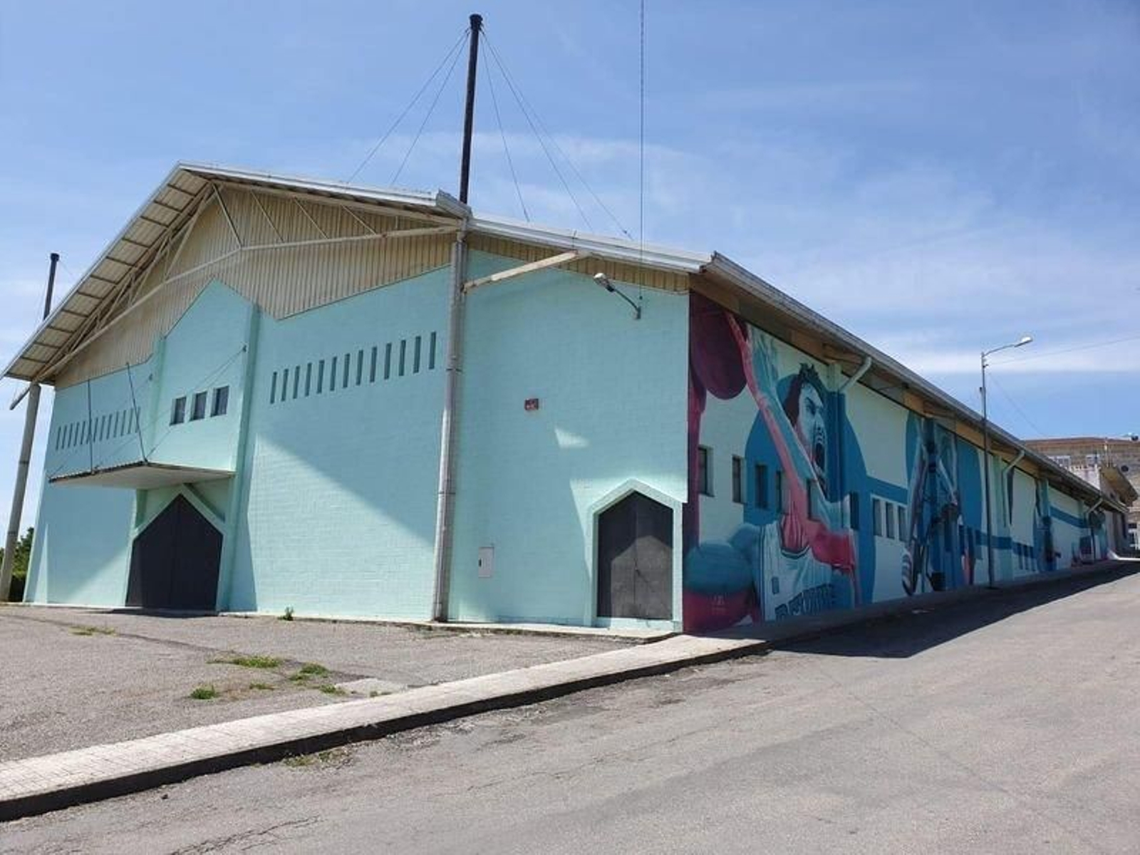 El pabellón de deportes está ubicado en la Alameda de Maside.