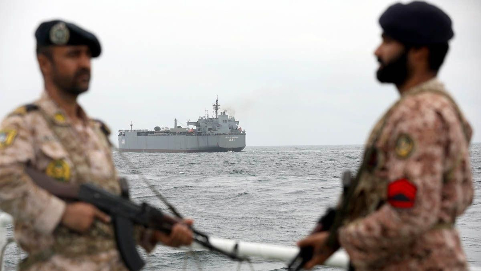 Desfile naval del Ejército de la República Islámica de Irán durante la fase final de las maniobras militares conjuntas Zolfaghar 1403, llevadas a cabo a lo largo de la costa de Makrán, el mar de Omán y el norte del océano Índico