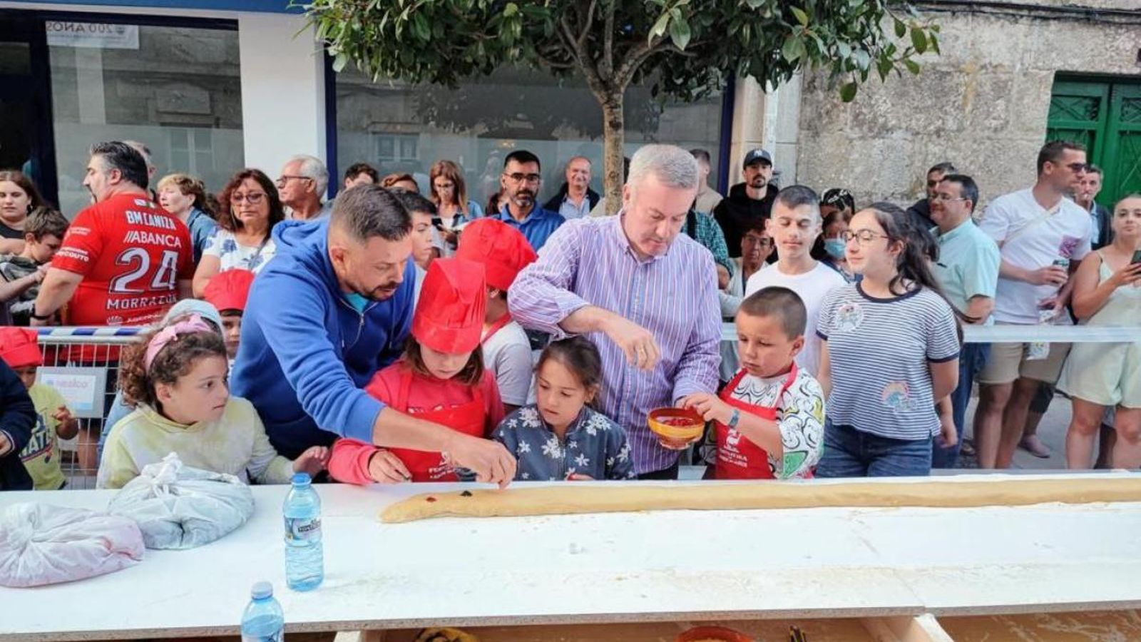 El alcalde Luis Piña se involucró en la elaboración del bocadillo.
