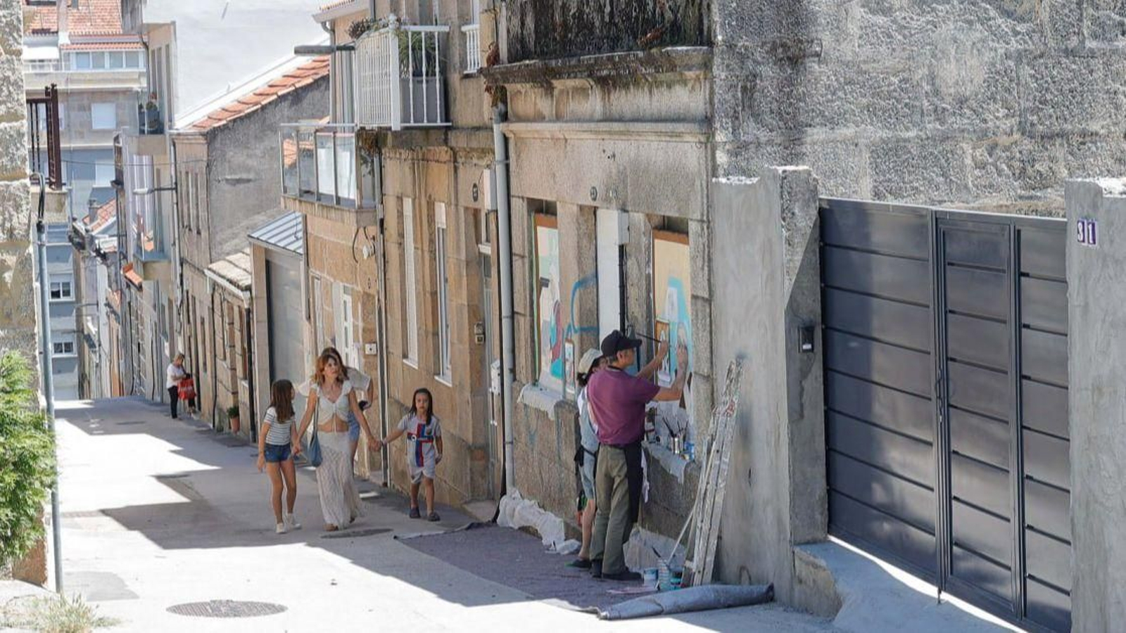 Las calles del barrio de Ribadavia se transforman con arte en las casas abandonadas.