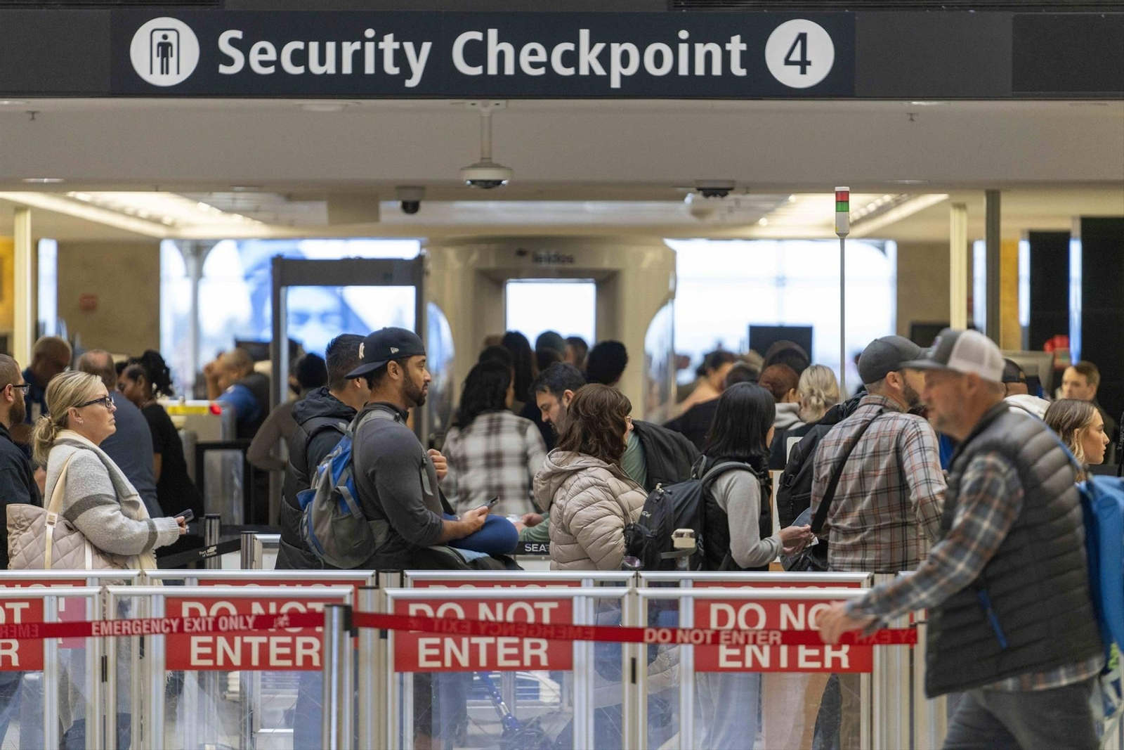 Personas hacen fila en un control de seguridad en el Aeropuerto Internacional de Seattle-Tacoma en Washington.